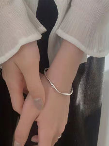 สร้อยข้อมือ Moebius สำหรับผู้หญิง ดีไซน์เรียบง่าย สไตล์นิ่ง เครื่องประดับแฟชั่นสุดเท่ สร้อยข้อมือเพื่อนรัก สร้อยข้อมือเงิน