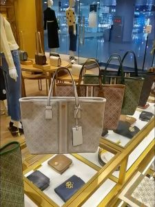 2025 The small Tote bag features durable lightweight waterproof coating canvas material zipper bag opening design