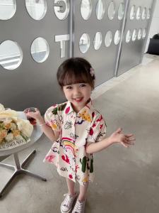 😻เสื้อเดรสเด็กผู้หญิงฤดูร้อน 2025 ลายการ์ตูนกราฟฟิตีสไตล์เกาหลี คอปกนักเรียนน่ารัก สำหรับเด็กอายุ 1-9ปี ส่งฟรี