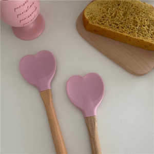 ช้อนตักครีมซิลิโคนรูปหัวใจสีชมพูสำหรับสาวๆใช้ในห้องครัวพลั่วอบขนมหวานสไตล์ INS ทนความร้อนสูง