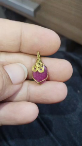 B43จี้พลอยทับทิมแท้ดัดลวดทองเหลืองพร้อมส่ง