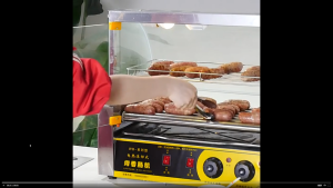 Hotdog Roller Machine เครื่องทำไส้กรอก เตาย่าง 7-pin สแตนเลส เตาย่างไส้กรอก หมุนได้ 360 องศา ตะแกรง 2 ชั้น พร้อมฝาครอบกระจกป้องกันการระเบิด เตาหมุนไส้กรอก เตาไส้กรอกหมุน เครื่องย่างไส้กรอก เตาหมุนใส้กรอก เตาหมุนใส้กรอก  เครื่องย่างไส้กรอก เครื่องทำไส้กรอก