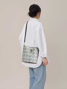 Genuine Leather Bucket Bag Womens Crossbody Tote Bag Fashionable Trendy Commuter Soft Leather Handbag with Zipper Pocket