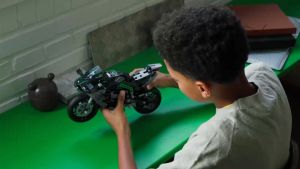 LEGO Technic 42170 Kawasaki Ninja H2R Motorcycle (643 Pieces)