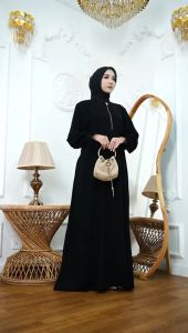 Abaya Hitam Stylish dengan Reseleting Dada untuk Gaya Modern dan Praktis