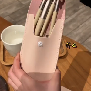 8Pcs High Value Beginner Makeup Brush Set Soft Synthetic Fiber Brushes Eyeshadow Powder Foundation Brushes With Storage