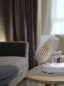 พัดลมตั้งโต๊ะ OUKU K25 ขนาดเล็ก แขวนผนังได้ โหมดส่าย 180องศา พับเก็บได้ ปรับความแรง 4 ระดับ ไฟ LED สีวอร์ม