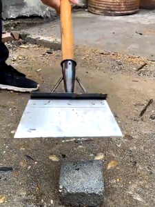 (30cm) พลั่ว พรวนดิน เสียมขุดดิน เหล็กแมงกานีสหนา ทนทาน ไม่เสียรูปทรง ไม่แตกหัก ง่ายต่อการพลั่วดิน เครื่องมือทำสวน เครื่องมือเกษตร ทำความสะอาดถนน ทำความสะอาดปศุสัตว์