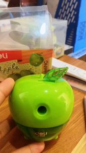 Máy xoay bút chì Deli 0659 hình quả táo - Gọt bút chì xoay tay
