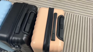 กระเป๋าเดินทาง มีให้เลือกหลายสี พกพาสะดวก น้ำหนักเบา พร้อมระบบล็อครหัสและล้อสากล มีให้เลือก 3 ขนาด [ขนาด 20 นิ้ว สามารถนำขึ้นเครื่องได้]