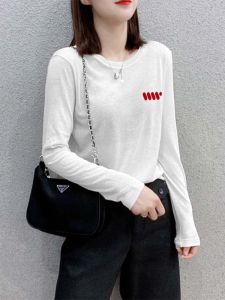 เสื้อยืดคอกลมแขนยาวผ้าฝ้ายสีขาว แฟชั่นฤดูใบไม้ร่วงสำหรับผู้หญิง เสื้อเชิ้ตทรงหลวมสบาย ๆ สไตล์เกาหลี เสื้อเชิ้ตแฟชั่น