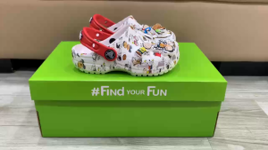 Giày sục crocs chuẩn xịn chống hôi chân nhựa tế bào êm mềm dẻo bền đi mưa lội nước đi biển cho trẻ em hình Peanuts Clog (tặng bộ Jibitz siêu xinh xịn sò như hình)