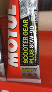 น้ำมันเฟืองท้าย MOTULl Scooter Gear Oil 80W-90 สำหรับรถจักรยานยนต์ออโต 4จังหวะ ขนาด120ml ราคา1 หลอด