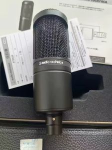 Microphone Audio-Technica AT2020 đen với lưới kim loại hộp đựng và tài liệu hướng dẫn.