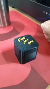 สินค้ามีคุณภาพ กล่องเซอร์ไพรส์นิ้วมือกลาง กล่องของเล่นของขวัญ สร้างสรรค์ ตลก สําหรับแกล้งเพื่อน