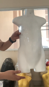 🔥 หุ่นแขวนครึ่งซีกเด็ก รุ่นขายดี 🔥 มี 4 สีให้เลือก : ขาว / ครีม / เทา / ดำ เหมาะสำหรับร้านเสื้อผ้าเด็ก หน้าร้าน–ออนไลน์ ใช้งานสะดวก แขวนโชว์สวยทุกมุม ✨