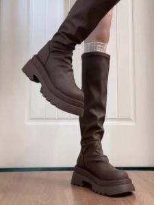 รองเท้าบูทกันน้ำทรงหัวมนส้นกลางสูงสไตล์เกาหลีสำหรับผู้หญิง ฤดูใบไม้ร่วง 2025 รองเท้าบูทหุ้มข้อสูงถึงเข่า สีดำ ทรงสลิม รองเท้าบูทหุ้มข้อสำหรับผู้หญิง