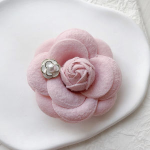 High-End Pink Camellia Brooch Pin Retro Small Fragrance Style 3D Flower Design Unique Accessory for Women Fashion Jewelry