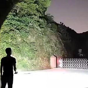 P50 แบบพกพา LED ไฟฉายที่แข็งแกร่ง ไฟฉายแบบชาร์จไฟ USB  ไฟฉายกันน้ำ อายุการใช้งานของแบตได้ยาวนาน ชาร์จเร็ว