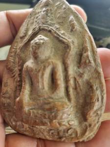 พระสามหอม กรุวัดดอยคำ เชียงใหม่ พระสามหอม ขุดพบจากกรุวัดพระธาตุดอยคำ วัดนี้ตั้งอยู่บนภูเขาเขตต่อดอยสุเทพมาทางด้านตะวันออก พระสามหอมพบมีสองพิมพ์คือ พิมพ์แบบซุ้มเจดีย์ยอดปราสาท และพิมพ์เล็ก คือ พิมพ์สามหอมเดี่ยว พระสามหอมเป็นพระเครื่องเนื้อดินที่พบในเขตเ