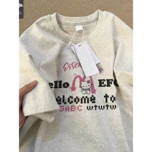 ผ้าฝ้ายหวานน่ารัก KT Cat พิมพ์เสื้อยืดแขนสั้นผู้หญิงหลวม Fit ฤดูร้อนเสื้อผ้าการ์ตูนแอนิเมชั่นการออกแบบ