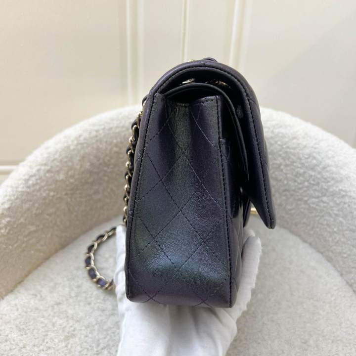 (Pre-loved)%20Chanel%20Medium%20Classic%20Flap%20CF%20in%20Iridescent%20Black%20Lambskin%20and%20LGHW%20(Model:%20A01112)%20-%20Image%203