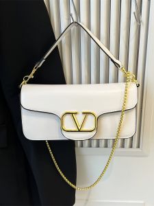 ระดับไฮเอนด์ หนัง กระเป๋ามอเตอร์ไซค์ ผู้หญิง ทันสมัย โซ่ทาสี หนัง กระเป๋าถือ 2023 ใหม่กระเป๋าสะพายข้างทรงสี่เหลี่ยมยอดนิยมขนาดเล็ก