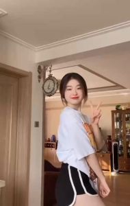 Mai Lang เสื้อยืดคอกลม ผู้หญิง แขนสั้น ลายพิมพ์กราฟฟิกที่น่าดึงดูดแก่ผู้คนที่พบเห็นออกแบบดีไซนืมา 2 สี ดำ / ขาวคลาสสิคที่ผู้ชายใส่ได้ ไซส์ใหญ่พร้อมส่ง