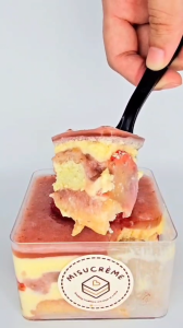 Strawberry Tiramisu by Misucreme