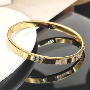 สร้อยข้อมือหัวเข็มขัดสี่เหลี่ยม 5 แถว แบบเรียบง่าย น้ำหนักเบา ทนทาน เครื่องประดับแฟชั่นสำหรับผู้หญิง สร้อยข้อมือไททาเนียม