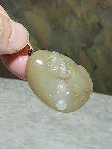Premium Nephrite whitish caramel brownish hand carved freeform Goldfish Jade pendant (with certificate) [Natural Crystal] 和田玉且末糖白全手工雕刻随形金鱼吊坠(带证书)