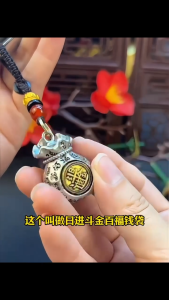 【Twelve Zodiac God of Wealth Bag】Daily Prosperity and Fortune-Filled Money Bag Pendant Metal Material Zodiac Pendant Lucky God Of Wealth Backpack Pendant Purse Ornaments【都说灵】买彩打牌日进斗金十二生肖转转挂件好运连连福字钥匙扣