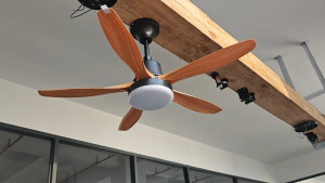 30-inch high-quality ceiling fan 4-speed remote control with three-color adjustable brightness ABS fan blades powerful airflow suitable for dining rooms living rooms conference rooms etc.