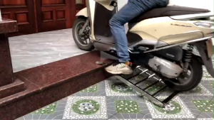 Thang dắt xe máy inox bản rộng 80cm. ( cho thềm cao từ 8 - 32 cm. bảo hành 12 tháng )