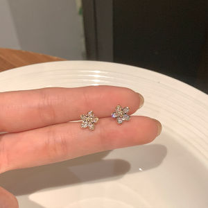Elegant Silver Needle Earrings Womens Fashion Jewelry Small Batch Design Sensation Ear Decorations Alloy Plant Floral Pattern