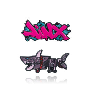 อะนิเมะ Jinx Letter Badge Shark เข็มกลัด Pastel Hard คอสเพลย์ Props เกมเคลือบ Pin ผู้ชายผู้หญิงกระเป๋าเป้สะพายหลังเครื่องประดับหมวก Badge ตกแต่ง