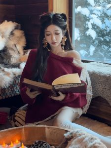 เสื้อสเวตเตอร์คอวีสีแดงมีโบว์ผีเสื้อสำหรับผู้หญิงในช่วงฤดูหนาวปี 2024 เสื้อสเวตเตอร์ถักหลวมๆ สไตล์ลำลองสำหรับใส่ไปทำงาน