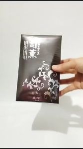 Dupa Aloeswood Jepang: Pengharum Ruangan & Aroma Terapi\\n\\n Apa itu Dupa Aloeswood Jepang?\\n\\nDupa Aloeswood Jepang adalah dupa berkualitas tinggi yang dibuat dari kayu aloeswood asli. Kayu aloeswood, juga dikenal sebagai gaharu atau agarwood, telah digunakan selama berabad-abad dalam berbagai praktik spiritual dan terapi aromaterapi di Jepang dan Asia Tenggara. Dupa Aloeswood Jepang menghasilkan aroma yang khas dan menenangkan, menjadikannya pilihan populer sebagai pengharum ruangan dan alat terapi aromaterapi.\\n\\n Sejarah Dupa Aloeswood Jepang\\n\\nSejarah dupa aloeswood Jepang dapat ditelusuri kembali hingga zaman Kamakura (1185-1333), ketika dupa ini digunakan dalam ritual agama Buddha dan Shinto. Dupa aloeswood Jepang kemudian menjadi populer di kalangan kelas bangsawan dan aristokrat, yang menghargai aroma unik dan menenangkan dari dupa ini. Selama bertahun-tahun, dupa aloeswood Jepang telah berkembang menjadi produk berkualitas tinggi yang dikenal di seluruh dunia.\\n\\n Manfaat Aroma Terapi Dari Dupa Aloeswood Jepang\\n\\nDupa Aloeswood Jepang tidak hanya berfungsi sebagai pengharum ruangan wangi harum, tetapi juga dapat digunakan dalam terapi aromaterapi alami. Beberapa manfaat dari dupa aloeswood Jepang meliputi:\\n\\n- Menenangkan pikiran dan tubuh\\n- Meningkatkan konsentrasi dan fokus\\n- Membantu mengurangi stres dan kecemasan\\n- Meningkatkan mood dan energi\\n- Membantu tidur lebih nyenyak\\n\\n Bagaimana Menggunakan Dupa Aloeswood Jepang?\\n\\nUntuk mendapatkan manfaat maksimal dari dupa aloeswood Jepang, ikuti langkah-langkah berikut:\\n\\n Cara Menyimpan Dupa Aloeswood Jepang\\n\\nUntuk memastikan dupa aloeswood Jepang tetap segar dan aromanya tidak hilang, simpan dalam tempat yang kering dan teduh. Hindari paparan langsung sinar matahari dan kelembaban yang berlebihan.\\n\\n Langkah-langkah Menggunakan Dupa Aloeswood Jepang\\n\\n1. Ambil satu batang dupa aloeswood Jepang.\\n2. Titik ujung dupa di atas api hingga ujung dupa mulai menyala.\\n3. Angkat dupa dari api dan biarkan api padam.\\n4. Dupa akan mulai membakar secara perlahan dan menghasilkan aroma yang khas.\\n5. Biarkan dupa membakar hingga habis atau matikan dengan memadamkan ujung dupa di dalam cangkir dupa atau tempat dupa.\\n\\n Mengapa Memilih Shikun Nippon Kodo?\\n\\nShikun Nippon Kodo adalah produsen dupa Jepang berkualitas yang telah beroperasi sejak tahun 1657. Perusahaan ini dikenal karena dedikasinya dalam menjaga tradisi dupa Jepang dan menghasilkan dupa aloeswood Jepang berkualitas tinggi.\\n\\n Keunggulan Shikun Nippon Kodo\\n\\nBeberapa keunggulan Shikun Nippon Kodo meliputi:\\n\\n- Dedikasi dalam menjaga tradisi dupa Jepang\\n- Penggunaan bahan-bahan berkualitas tinggi\\n- Proses pembuatan yang hati-hati dan teliti\\n- Pengiriman produk ke seluruh dunia\\n\\n Dupa Jepang Berkualitas Dari Shikun Nippon Kodo\\n\\nShikun Nippon Kodo menawarkan berbagai jenis dupa aloeswood Jepang berkualitas, termasuk dupa aromaterapi alami dan pengharum ruangan wangi harum. Dupa dupa ini diproduksi dengan bahan-bahan berkualitas tinggi dan proses pembuatan yang hati-hati, menjadikannya pilihan ideal bagi mereka yang mencari dupa aloeswood Jepang berkualitas tinggi.\\n\\nDengan memilih Shikun Nippon Kodo sebagai produsen dupa aloeswood Jepang Anda, Anda dapat yakin bahwa Anda mendapatkan produk berkualitas tinggi yang akan memberikan manfaat maksimal bagi kesejahteraan fisik dan mental Anda.\"