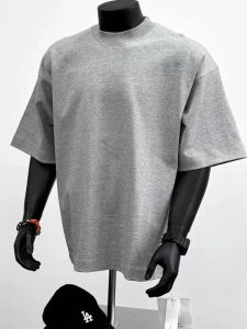 เสื้อยืดแขนสั้นผู้ชาย สีเทา สไตล์อเมริกัน ย้อนยุค ปกเล็ก ทรงหลวม ระบายอากาศได้ดี ผ้าฝ้าย ฤดูร้อน 2025 แฟชั่น