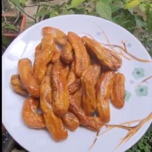 Chuối sấy dẻo nguyên trái mềm ngọt tự nhiên đặc sản Đà Lạt. Túi hút chân không 500 gram sản phẩm của Carrot House