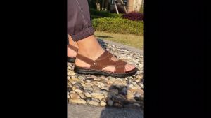 Sandal hitam lelaki berusia tengah-tengah dengan tangga lembut boleh bernafas dan penghalang air