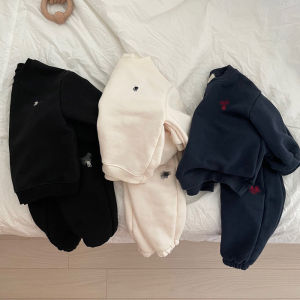 ชุดกีฬาลำลองสำหรับเด็กชายสไตล์เกาหลี ชุดฤดูใบไม้ร่วง/ฤดูหนาว ชุดสเวตเตอร์มีฮู้ดและกางเกงขายาวแบบมีขนแกะ ชุดเด็กชายสุดเท่