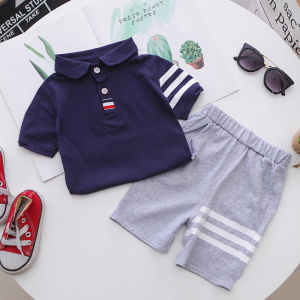 เด็กผู้ชายใส่ เสื้อโปโลแขนสั้นลายทาง กางเกงขาสั้นสีทึบ ชุดเซตสองชิ้นเด็กผู้หญิงหล่อฤดูร้อน