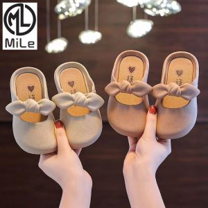 24-35 ซม.เด็กน่ารัก Toe-Covered รองเท้าสาวฤดูร้อนสวมใส่ด้านนอกบ้านโบว์แม่ลูกแบน Soft Sole รองเท้าแตะเจ้าหญิงสาว【KOALABABY】