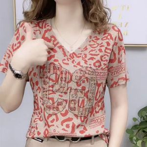 100กก. เสื้อยืดสตรีใส่เล่นอินเทอร์เน็ตผ้าซาตินผ้าไหมเสื้อคอวีแขนสั้นทรงหลวมเสื้อยิดขนาดใหญ่สไตล์เกาหลีเสื้อท่อนบนคุณภาพสูงลดอายุเสื้อยืดแฟชั่น