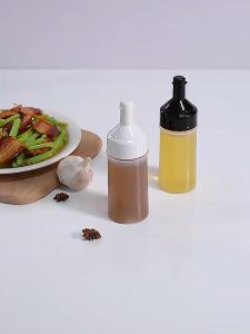 [Ready Stock+100% Original] Oil Pot Household Kitchen Squeeze Seasoning Bottle 2 Colors Leak-Proof Condiment Empty Bottles Plastic Soy Sauce Vinegar Seasoning Bottle Oil Bottle Oil Tank Oil Vinegar Sauce Ketchup Salad Cruet Can Container