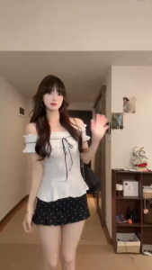 KimiB พร้อมส่ง🎀เสื้อปาดไหล่ แต่งลูกไม้สีขาว ผูกโบว์น่ารัก เสื้อครอปทรงรัดรูป เปิดไหล่แบบละบาย สาวฮอต เซ็กซี่แฟชั่นผู้หญิง