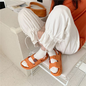 รองเท้าแตะส้นเตี้ยแบบสวมหัวเปิดหน้าเท้าสไตล์โรมันสำหรับผู้หญิง ฤดูร้อน 2021 สีพื้น สไตล์เกาหลี พื้นรองเท้า PVC