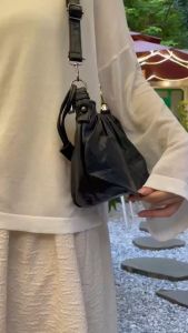 Túi xách nữ đeo chéo da mềm dáng bầu trung niên BAG U BAU145