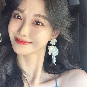 Exaggerated White Long Shell Flower Earrings: A Stylish Summer Accessory